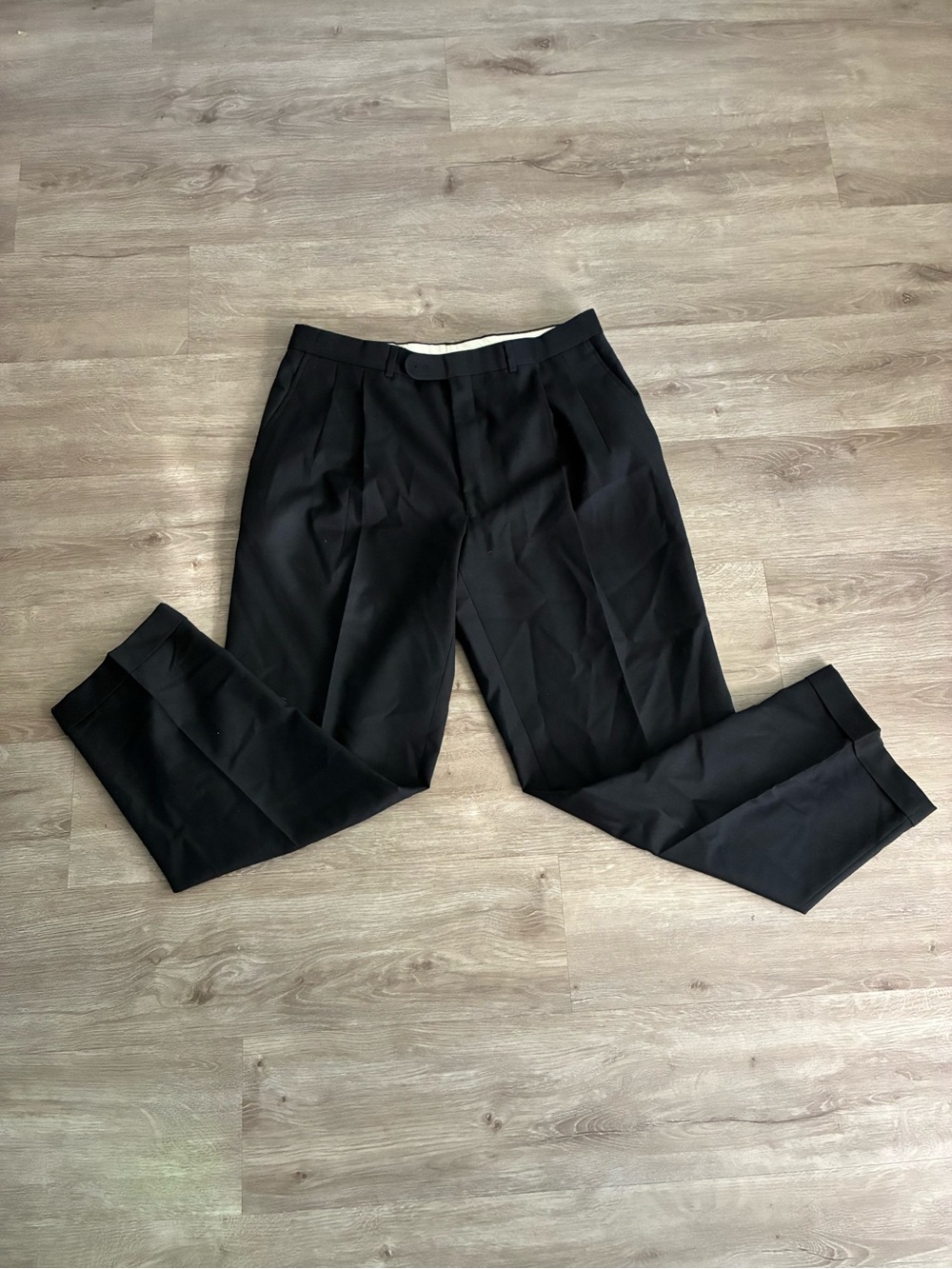 Luxe Men's Black Pleated Dress Pants